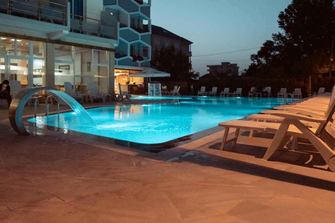 Center Park Hotel Velipoje Ngoại thất bức ảnh